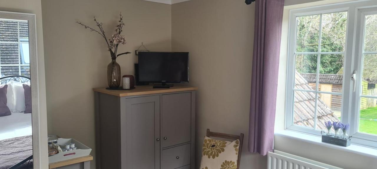 Ha'Penny Acre Bed and Breakfast Sherfield English Eksteriør billede