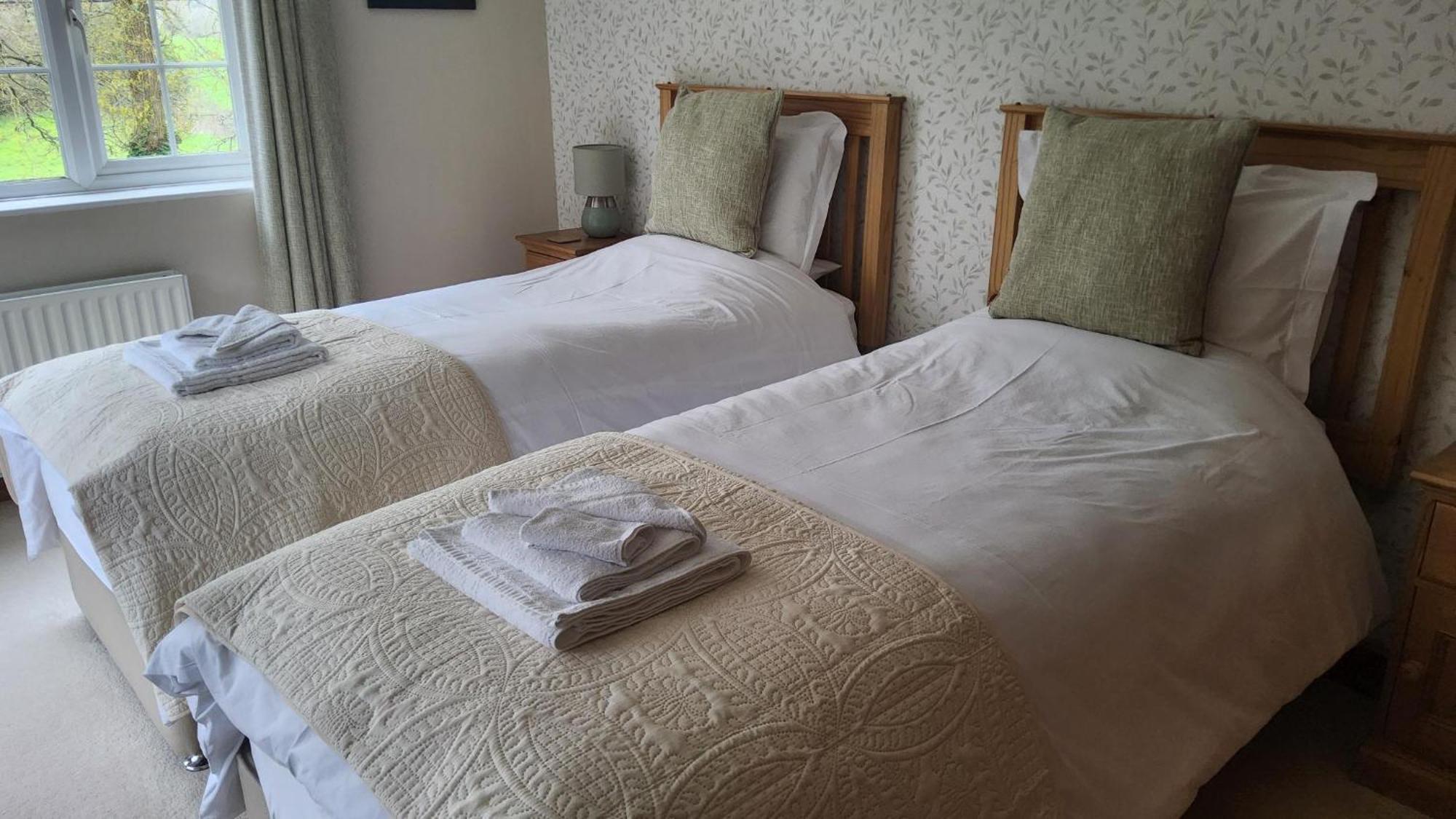 Ha'Penny Acre Bed and Breakfast Sherfield English Eksteriør billede